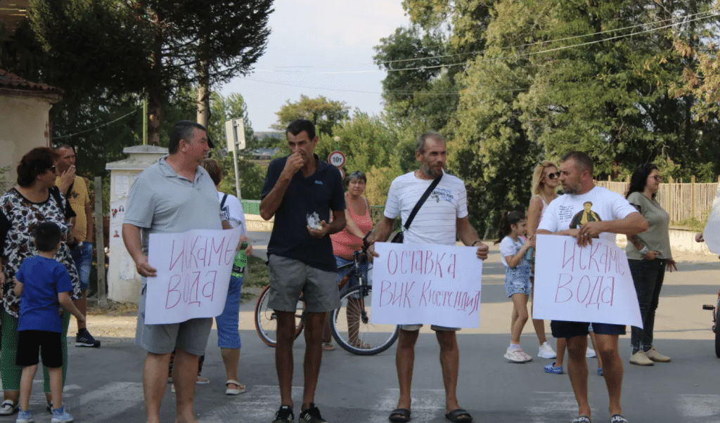 Протест затваря пътя за Рилския манастир при Кочериново