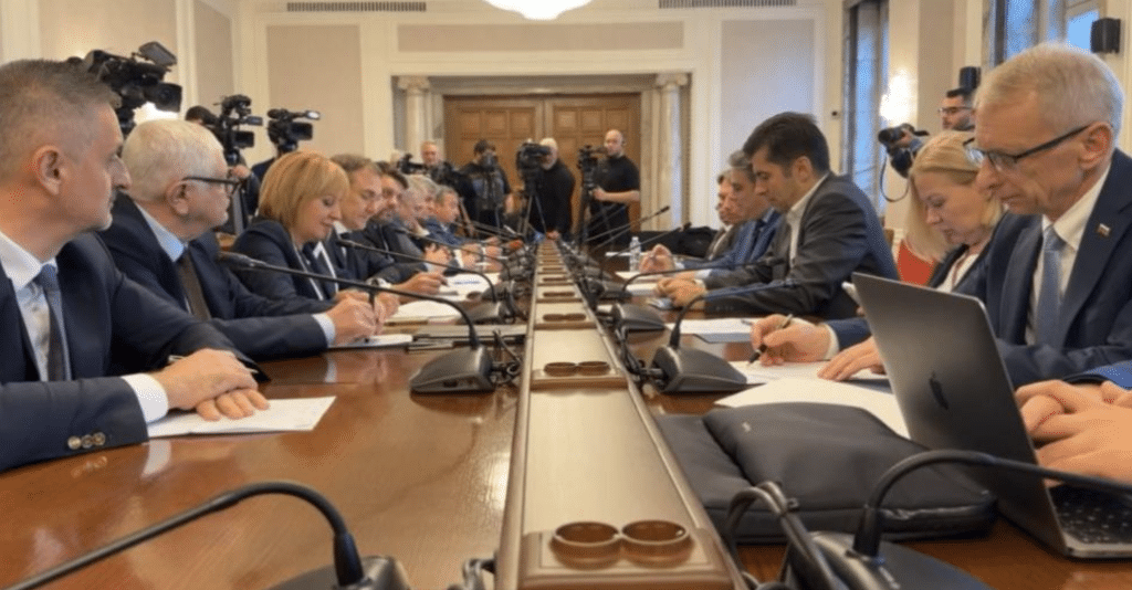 Започна срещата между ПП-ДБ и БСП в парламента