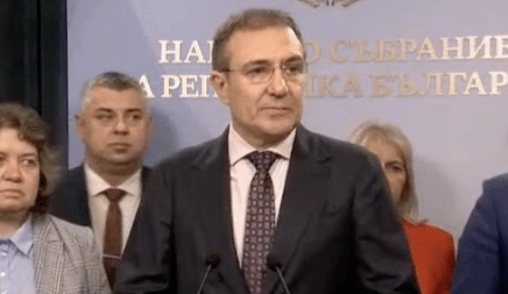 БСП и „Възраждане“ сезират КС за връщане на служебните кабинети на Радев