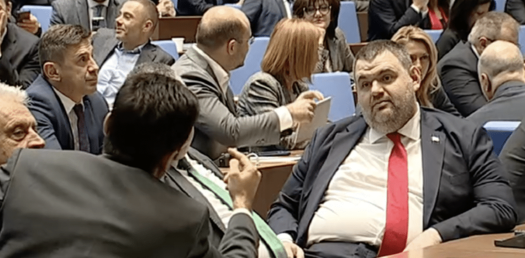 Скандал между Пеевски и Петков в парламента