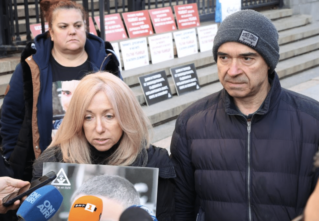 „Ангели на пътя“ се събраха на протест пред Съдебната палата в София