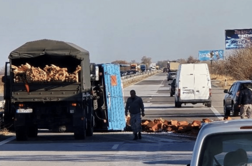 Военен камион се обърна на АМ „Тракия“