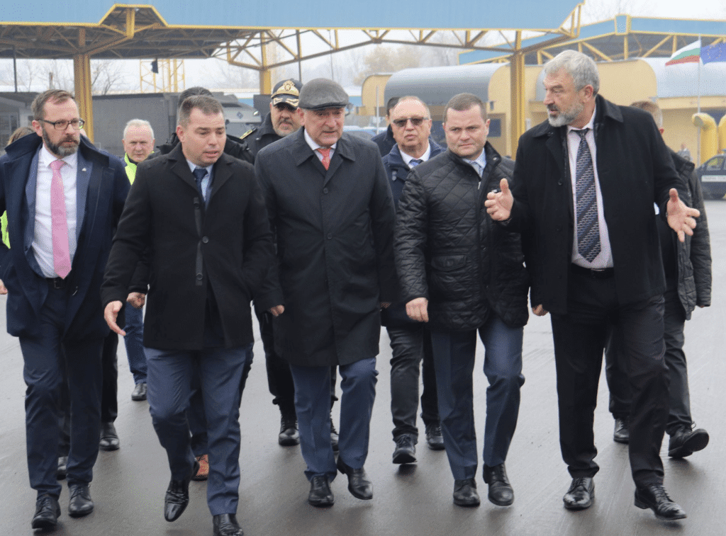 Премиерът проверява организацията на трафика на „Дунав мост“ при Русе