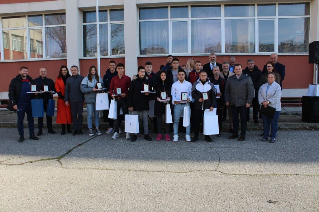 Драгомир Драганов връчи грамоти на десетте най-добри спортисти  за 2024 година от Спортното училище „Майор Атанас Узузнов“ в Русе