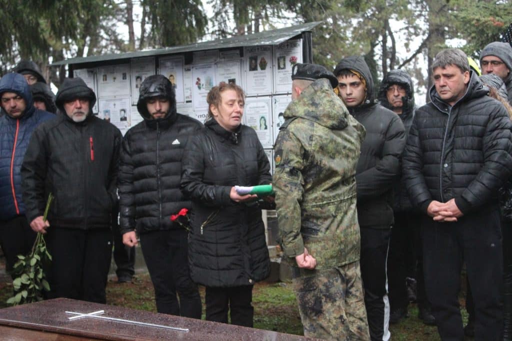С националния химн и най-високи почести изпратиха кмета на Две могили Божидар Борисов в последния му земен път