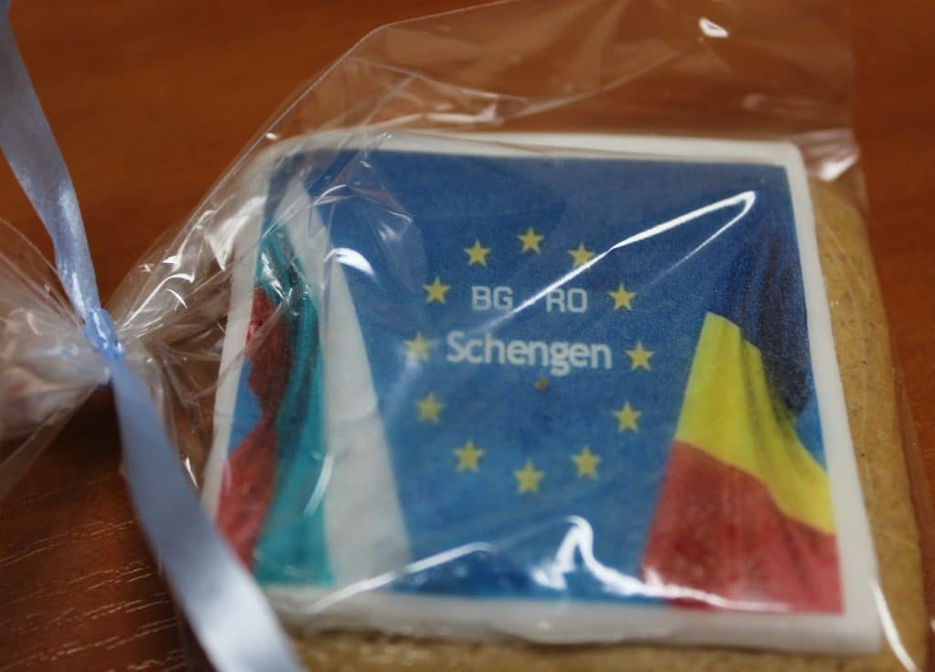 С бисквитки с надпис BG-RO Schengen посрещат преминаващите  през ГКПП „Дунав мост“ при Русе – Гюргево