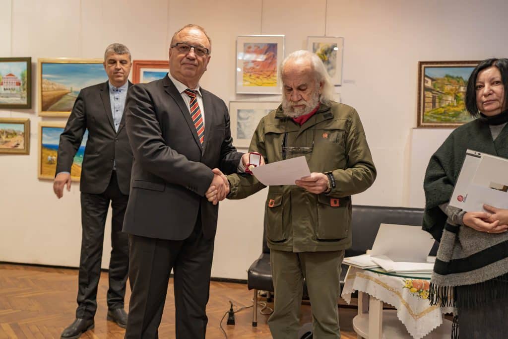Именитият русенски художник Володя Кенарев бе удостоен със знака на областния управител