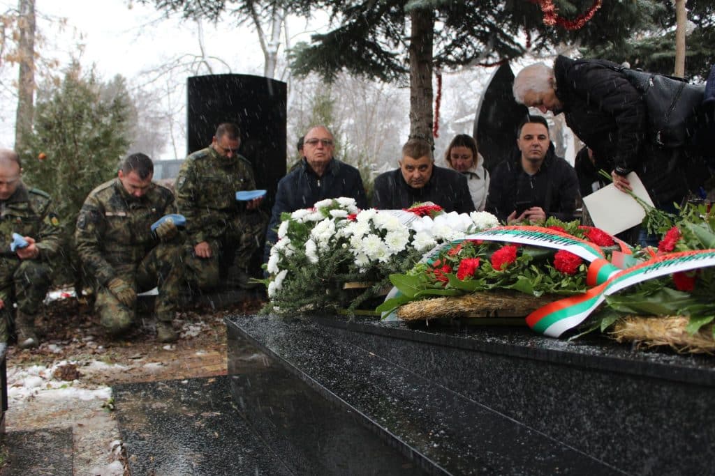 Близки и колеги почетоха паметта на загиналия в Кербала офицерски кандидат Антон Петров