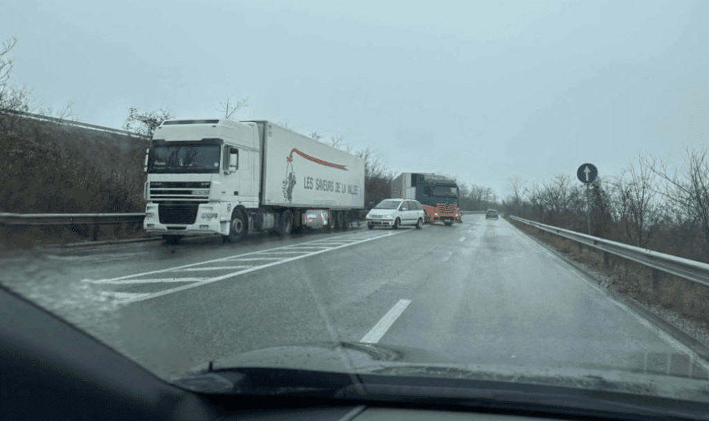 Удар между тир и две коли блокира пътя Плевен-Русе