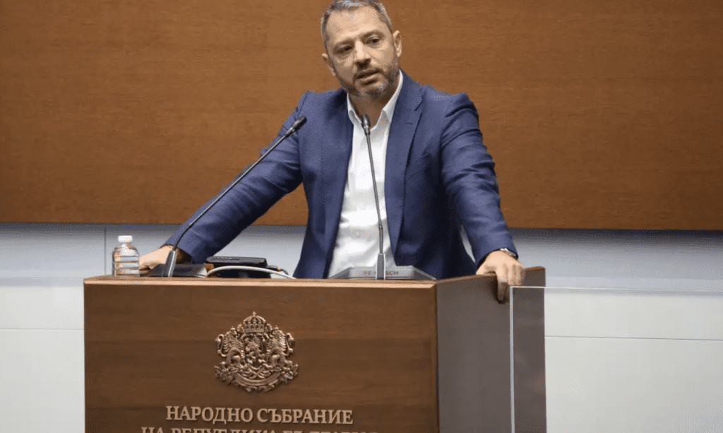 Делян Добрев: Асен Василев живее в паралелна реалност, увеличи дълга главоломно