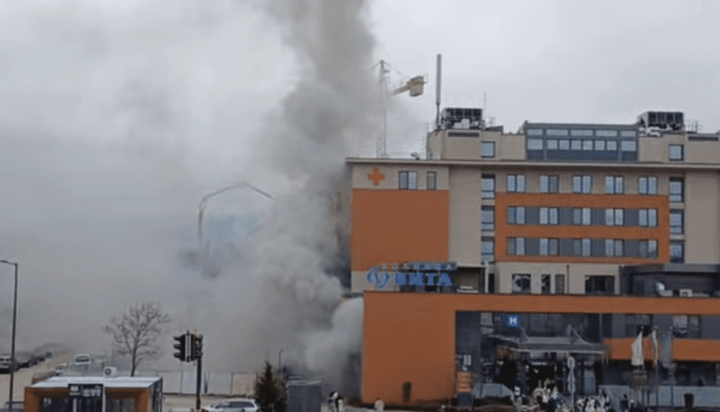 Пожар избухна в болница „Вита” в София