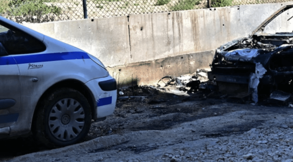 Автомобил се разби в бетонна стена, шофьорът му е намерен изгорял