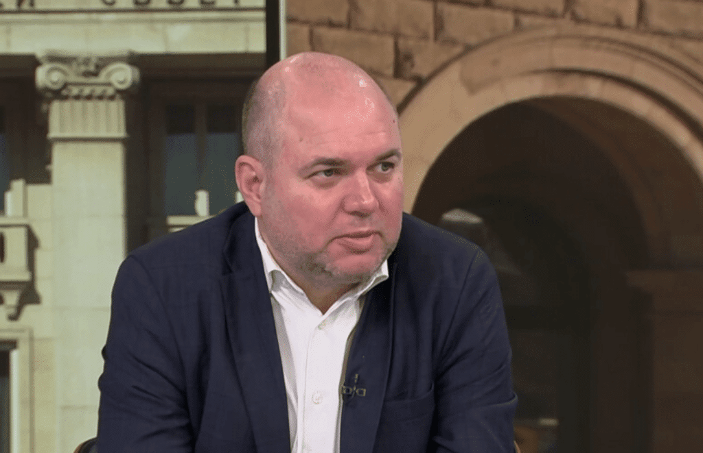 Панев: Невъзможно е ДБ да е в кабинет без ПП
