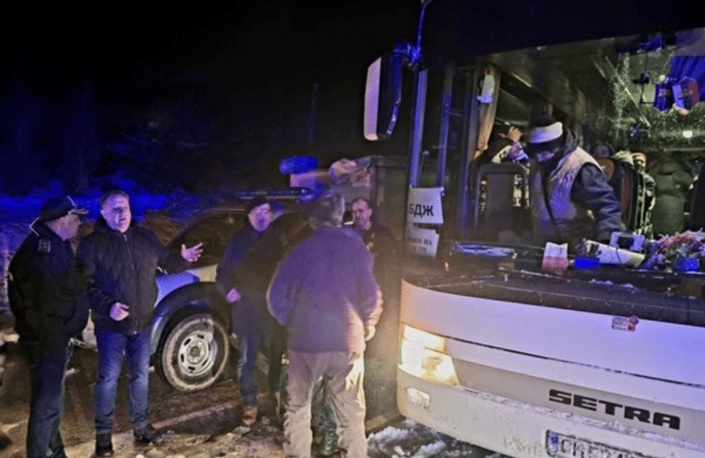 Автобус с 50 пътници на БДЖ закъса в пряспа край Търново