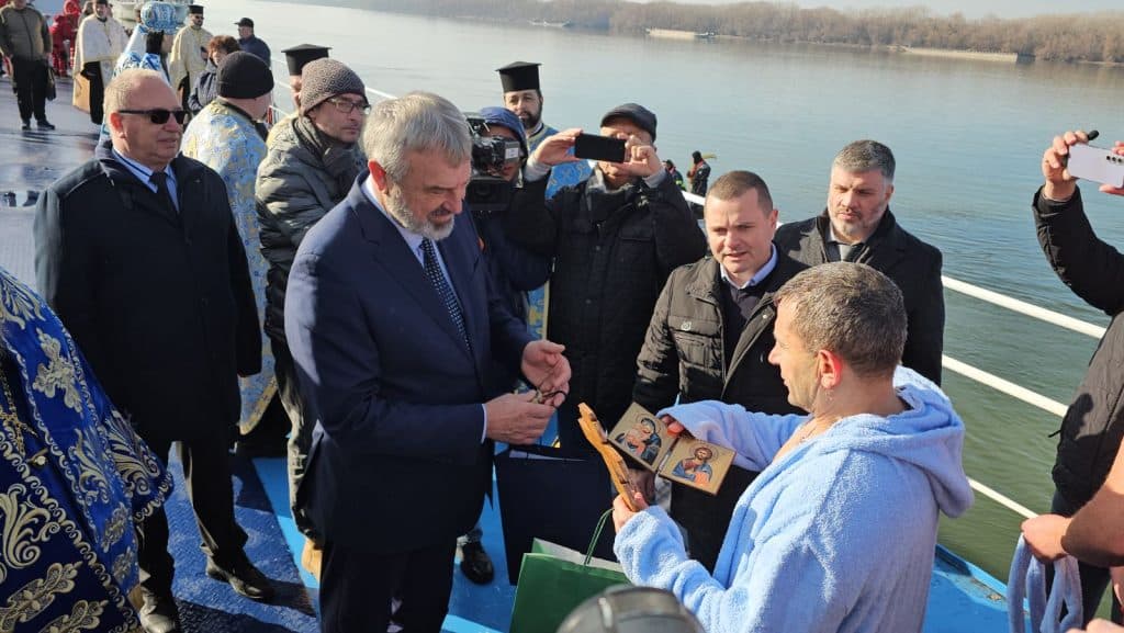 53-годишният Венцислав Николов извади кръста  на Богоявление в Русе