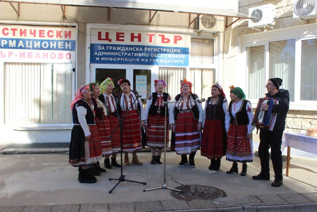 Жителите на Иваново празнуват именния ден на селото с чаша вино и празнично хоро