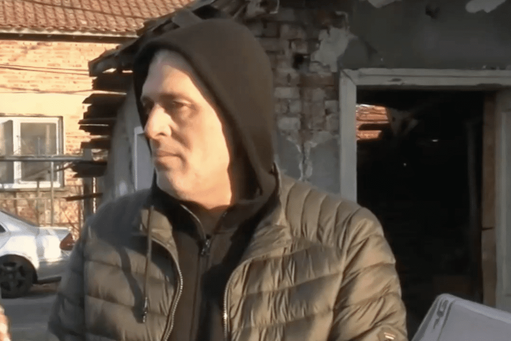 Мъж спаси две жени от пожар секунди преди покривът на къщата да се срути