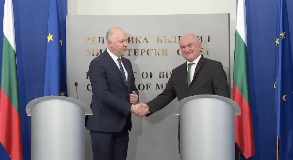 Служебният кабинет предава властта на редовното правителство