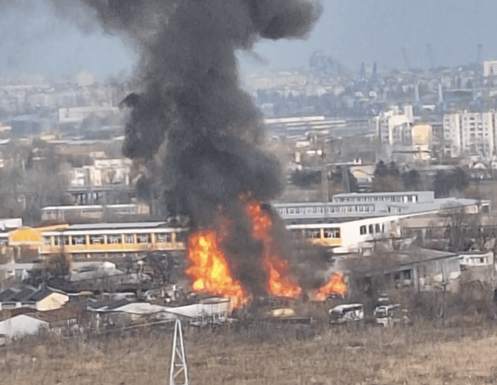 Пожар и взривове в автоморга в Бургас