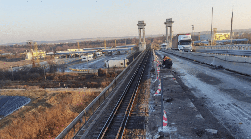 Премахната е старата настилка, парапетът и осветлението в платното за Румъния на Дунав мост