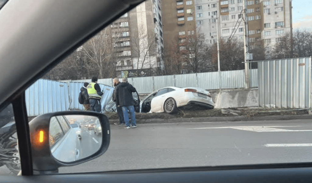 Автомобил „кацна“ в изкоп на метрото в София