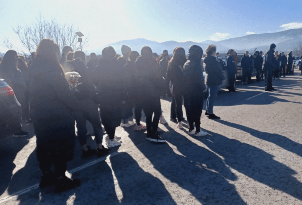 Кюстендилци блокират пътя за ГКПП „Гюешево“ заради смъртта на 18-годишната Андреа