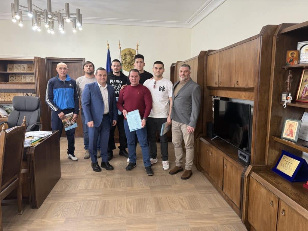 Трима хандбалисти получиха от кмета Пенчо Милков награди за сребърни медали на европейски турнир