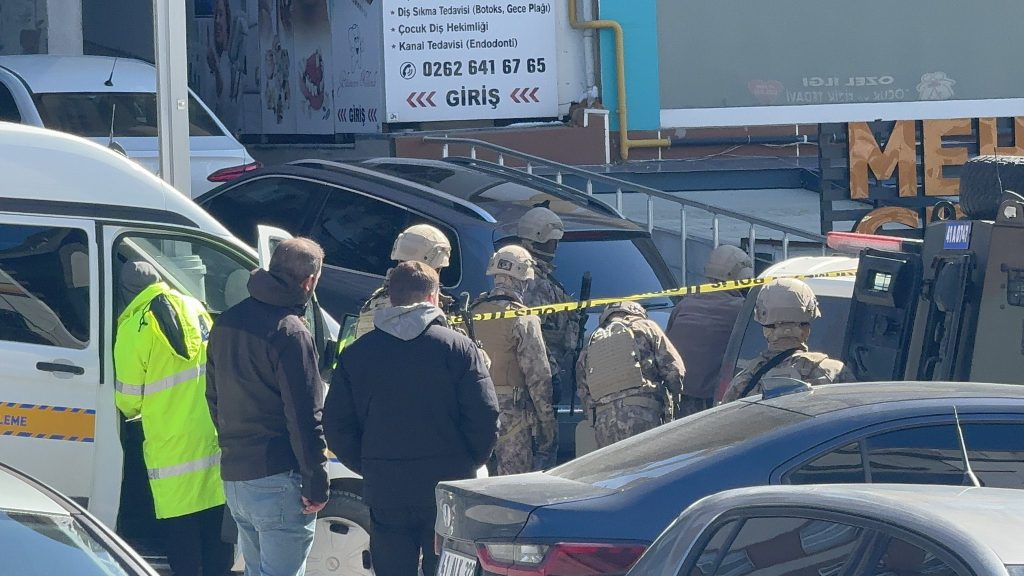 Мъж простреля човек и взе заложници в ресторант в Турция