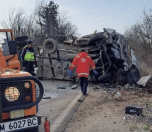 Жена загина при челен сблъсък между кола и бус край Монтана