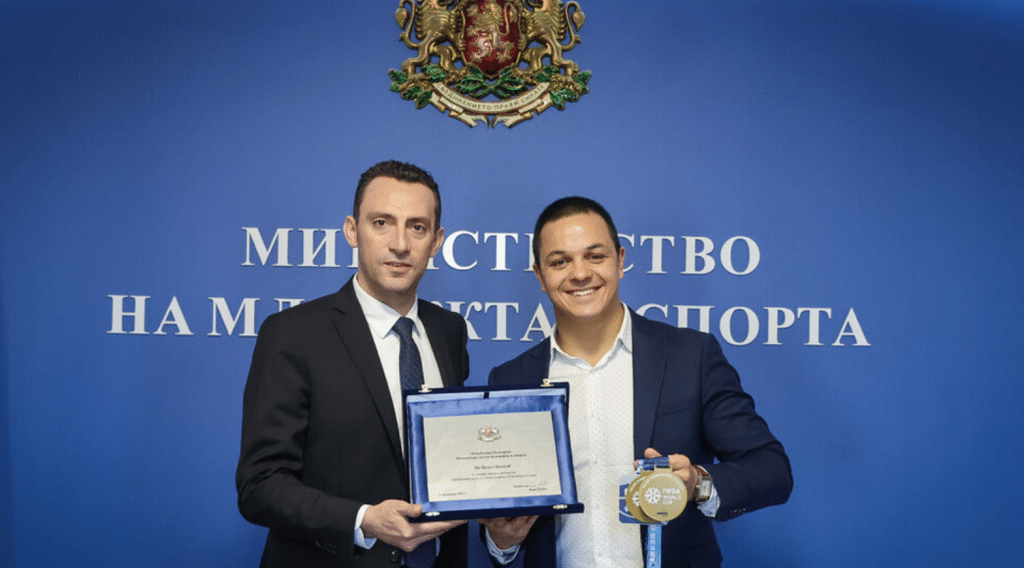 Наградиха Цанко Цанков за отличията на Световната купа по зимно плуване