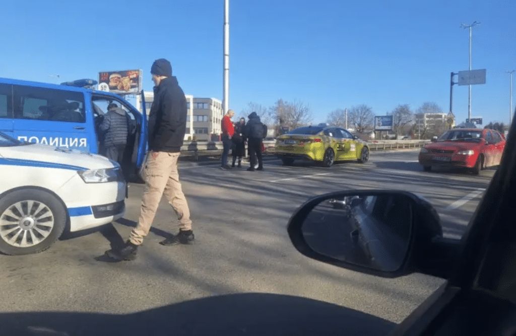 Мъж е намушкан с нож след катастрофа в София