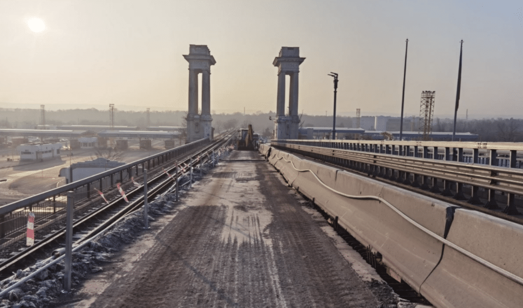 Монтира се предпазна мрежа на Дунав мост при Русе