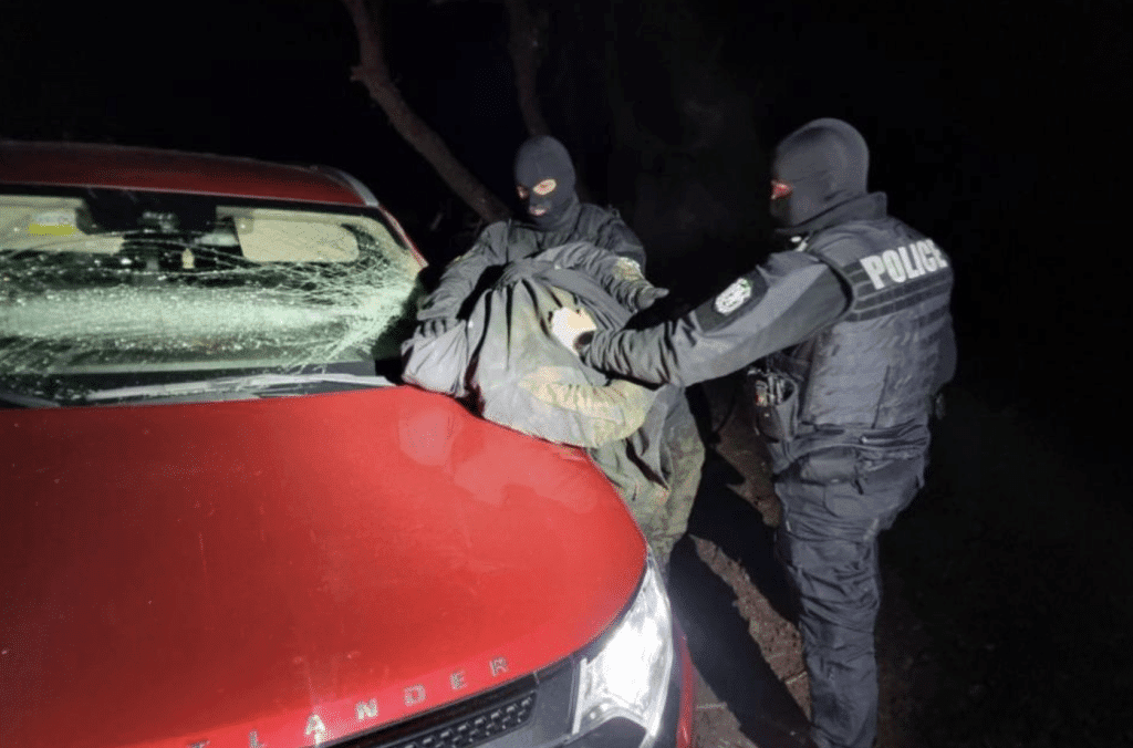 Шофьор с крадена кола помете четири патрулки при гонка с полицията по АМ Струма