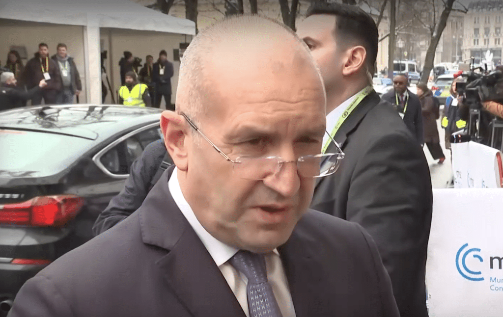 Радев: Нека българските политици да се замислят какво трябва да бъде поведението на един държавник