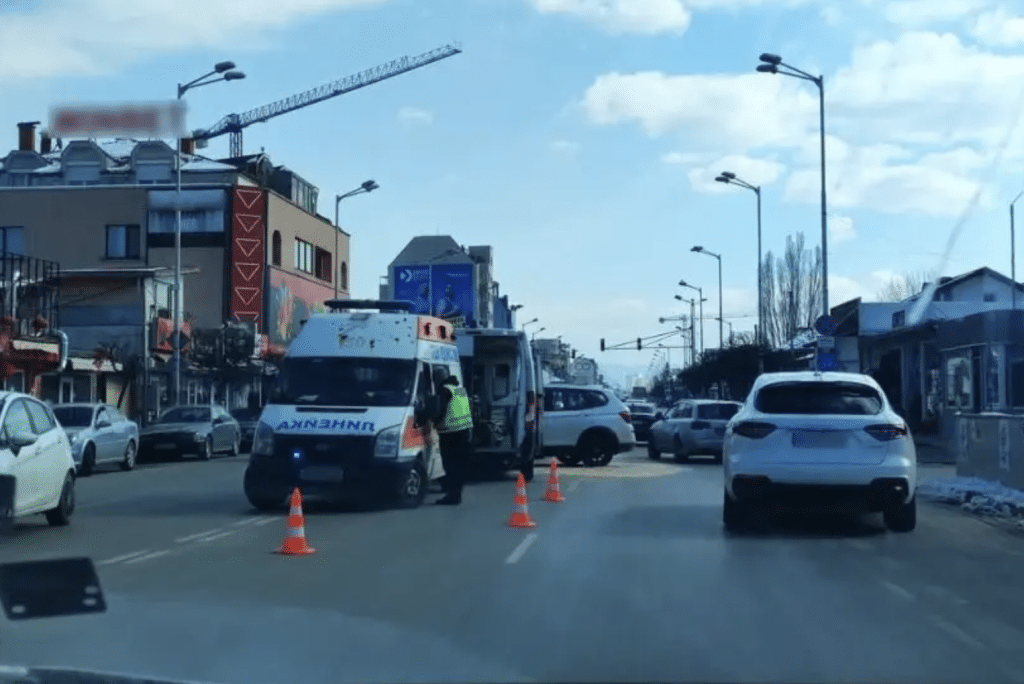 Джип се заби в линейка в София