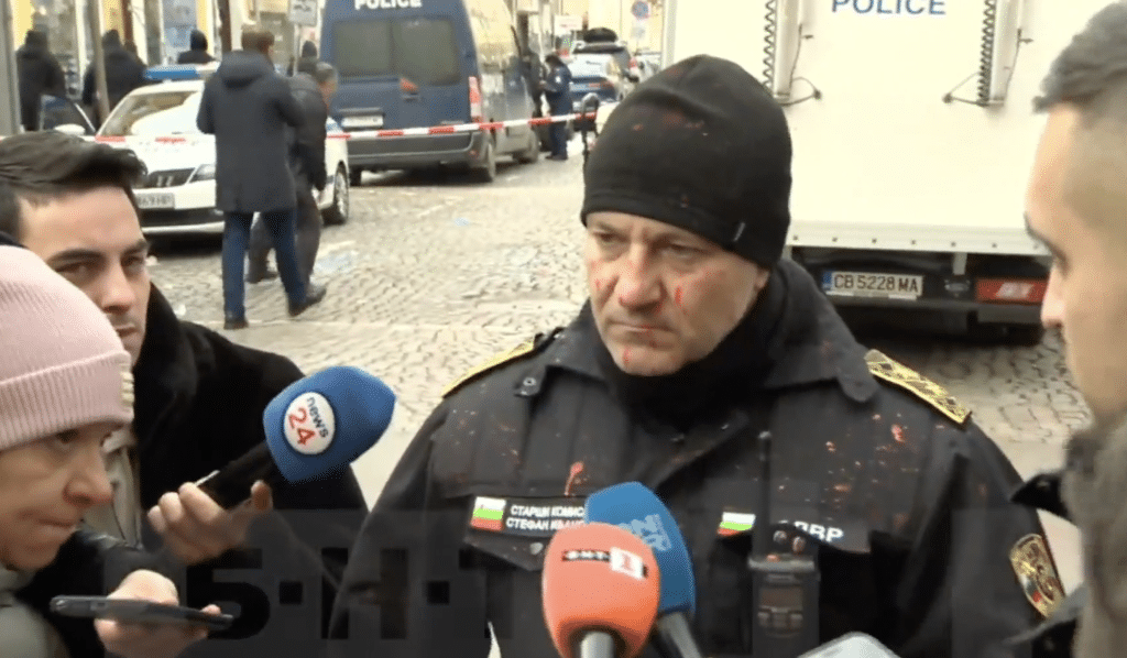 Шестима задържани и десет пострадали полицаи след щурма на „Възраждане“ на сградата на ЕК в София