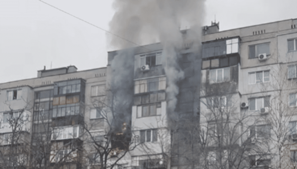 Пожар гори в кв. „Дружба“