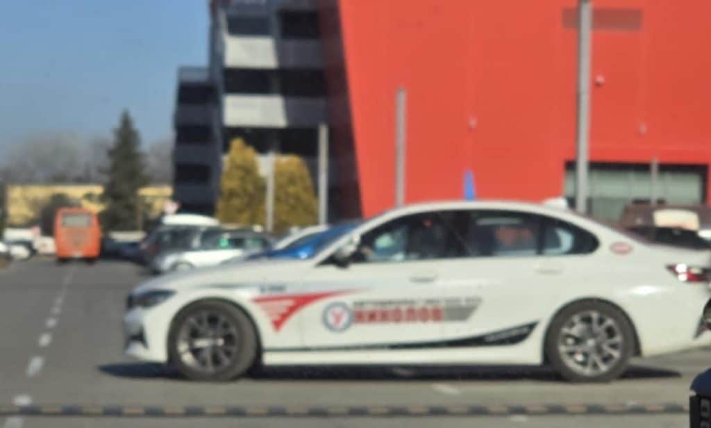 Автошколи превърнаха паркинга на Мол Русе в частен полигон – докога?