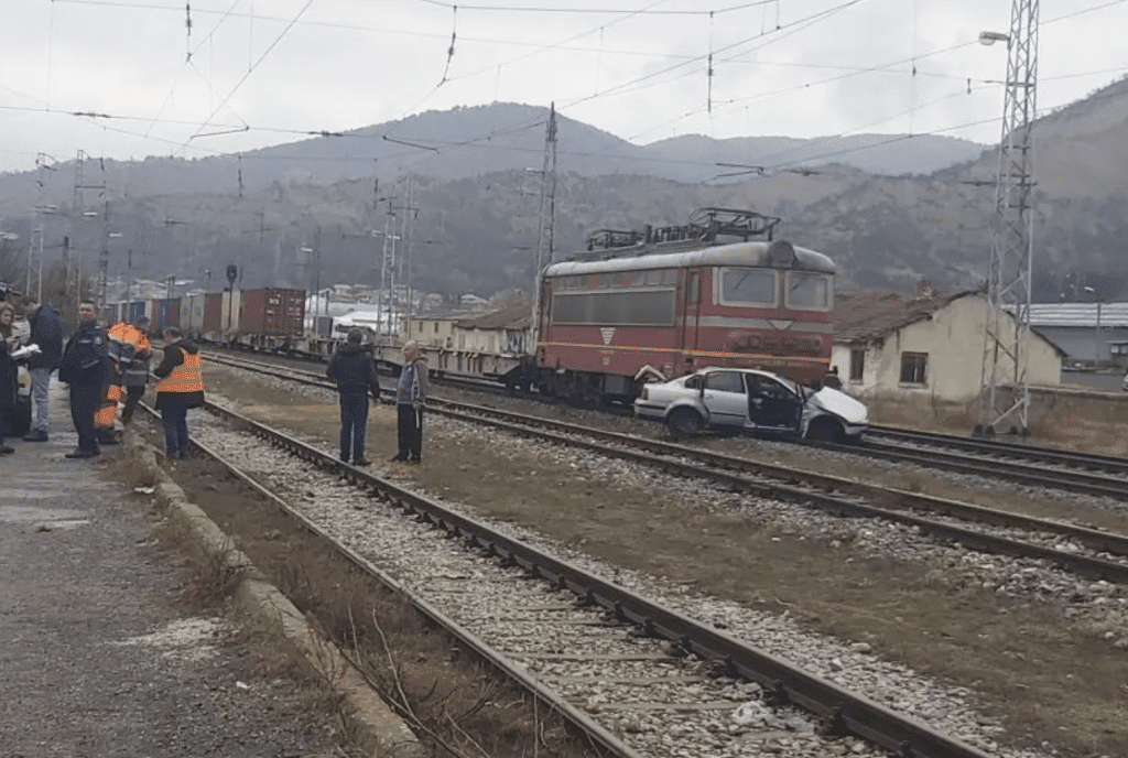 Влак блъсна кола на жп прелез, двама са в болница