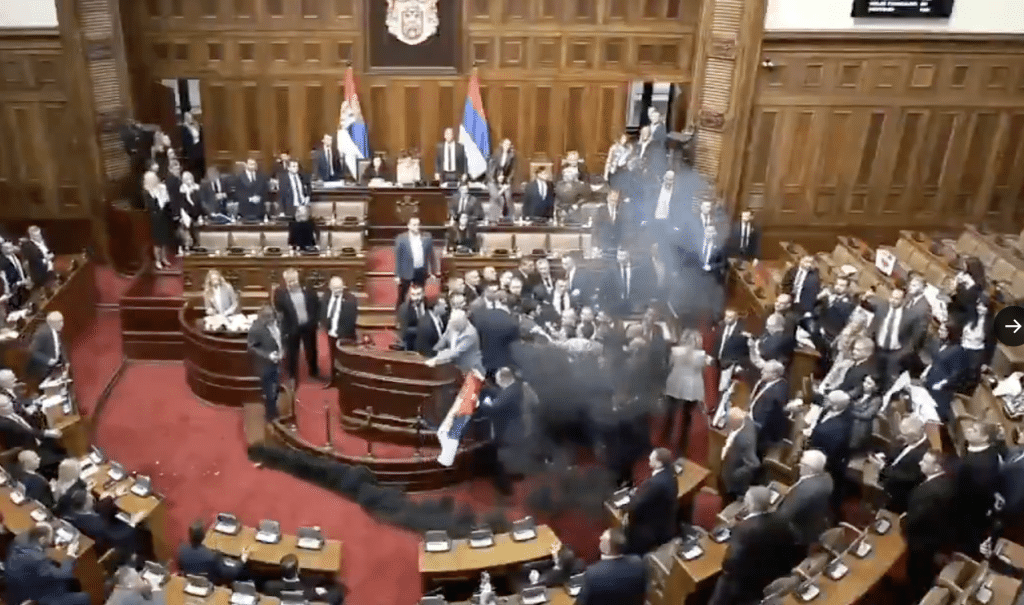Сбиване и дим в сръбския парламент, депутатка е приета в болница