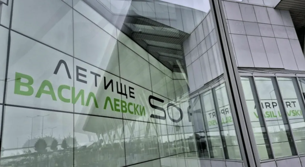 Задържаха мъж и жена на летището в София, подали сигнал за бомба заради изпуснат полет