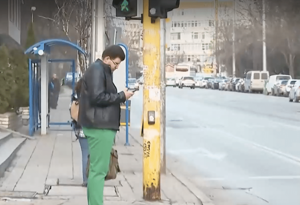 Ще намали ли инцидентите евентуалната забрана за ползване на телефон от пешеходци