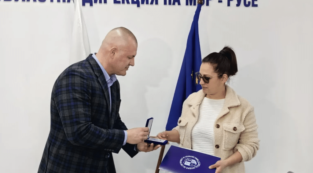 Полицията в Русе награди млада жена, предала намерени 1000 лв.