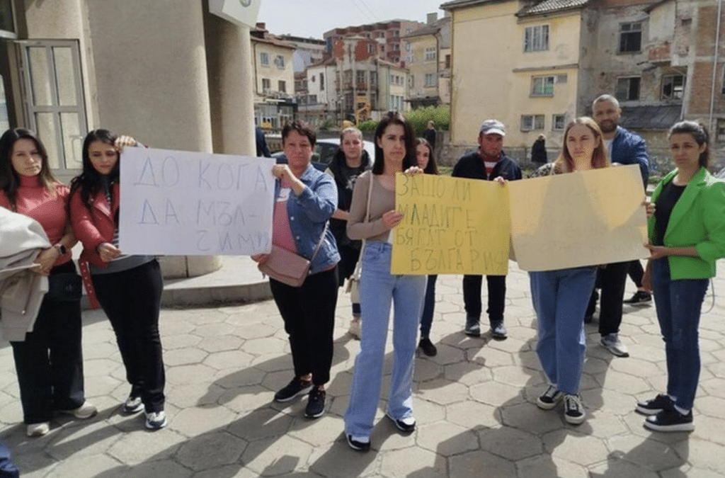 Майки протестирет в Кърджали: Трябвало да върнат хиляди левове за майчинство