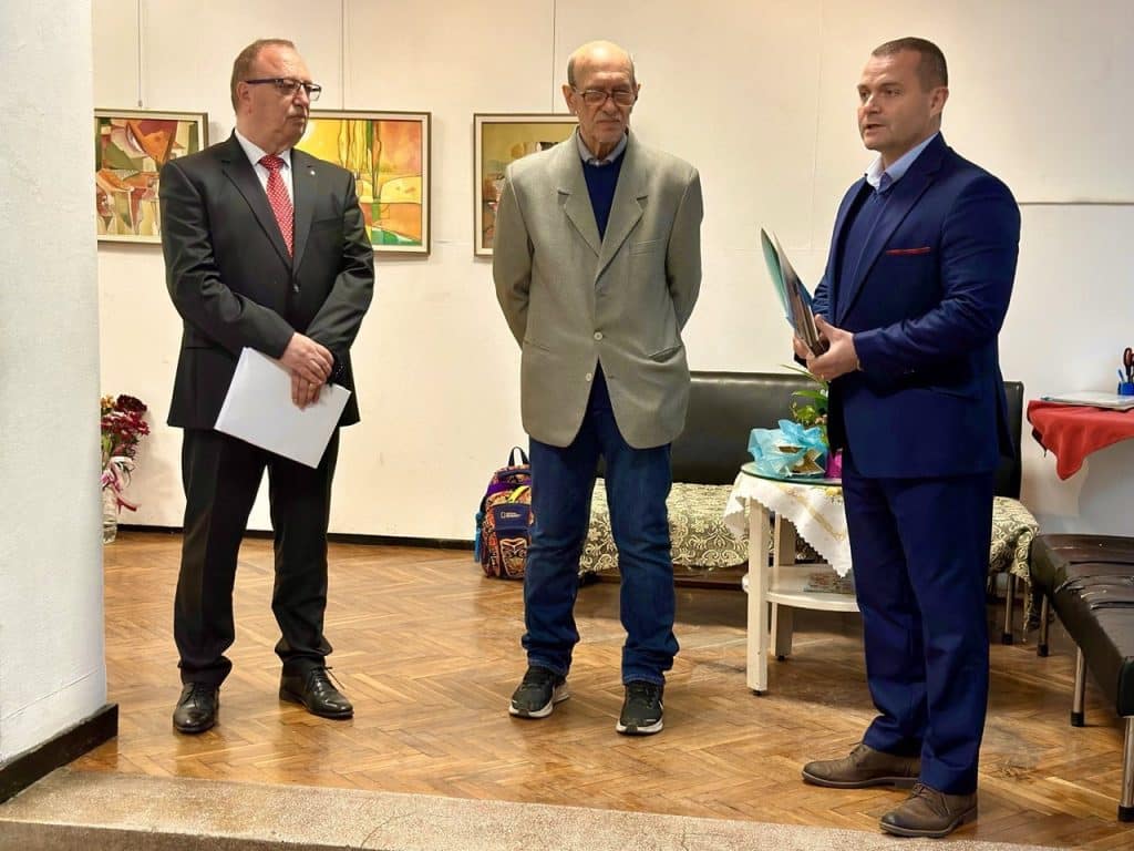 Кметът Пенчо Милков отличи художника Маньо Манев с почетен плакет за 80-годишнината му