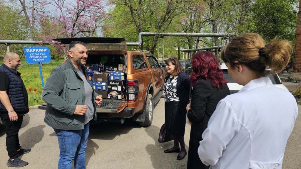 Общински съветници от СДС–Гражданите Русе зарадваха потребителите от Центъра за психично здраве с козунаци