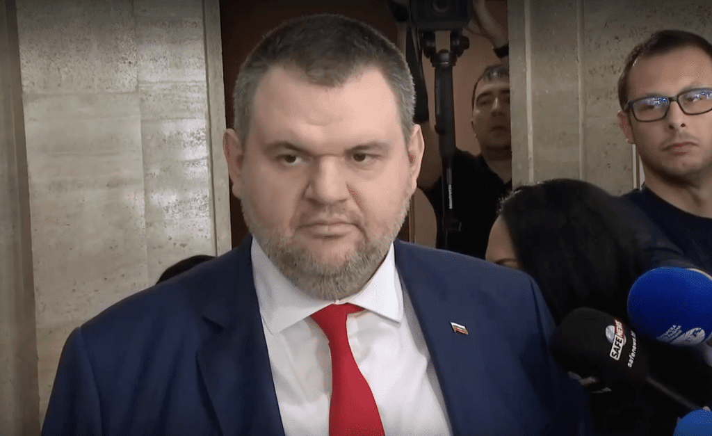 Пеевски внесе искане в съда за вписване на оставката на Чакъров като председател на ДПС