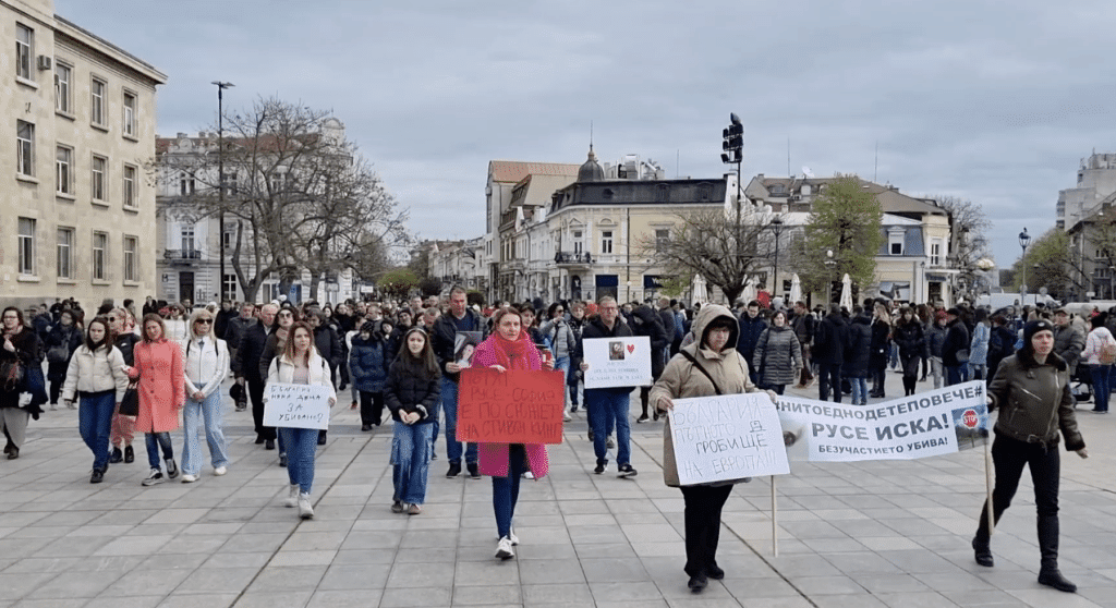 Русенци организираха протестно шествие срещу „войната“ по пътищата