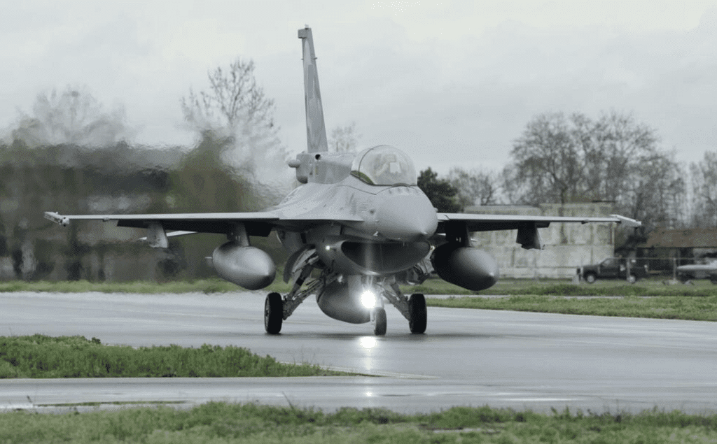 Вторият ни F-16 лети към България