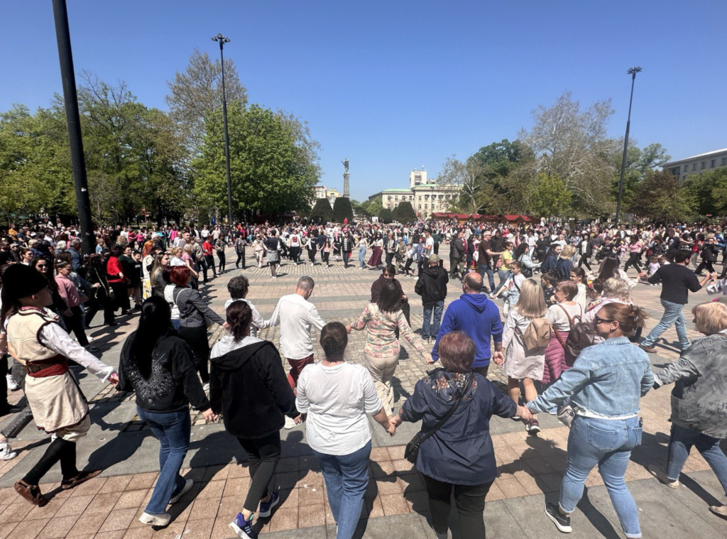 Традиционното Великденско хоро събра стотици русенци на площада пред Община Русе